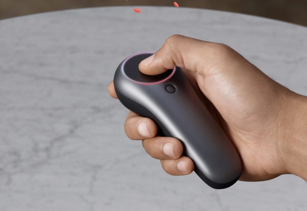 Ve srovnání s Hololens to ale není jediný rozdíl, Magic Leap One také nabízí mnohem širší úhel pohledu a na zobrazení virtuálních objektů používá jinou technologii.